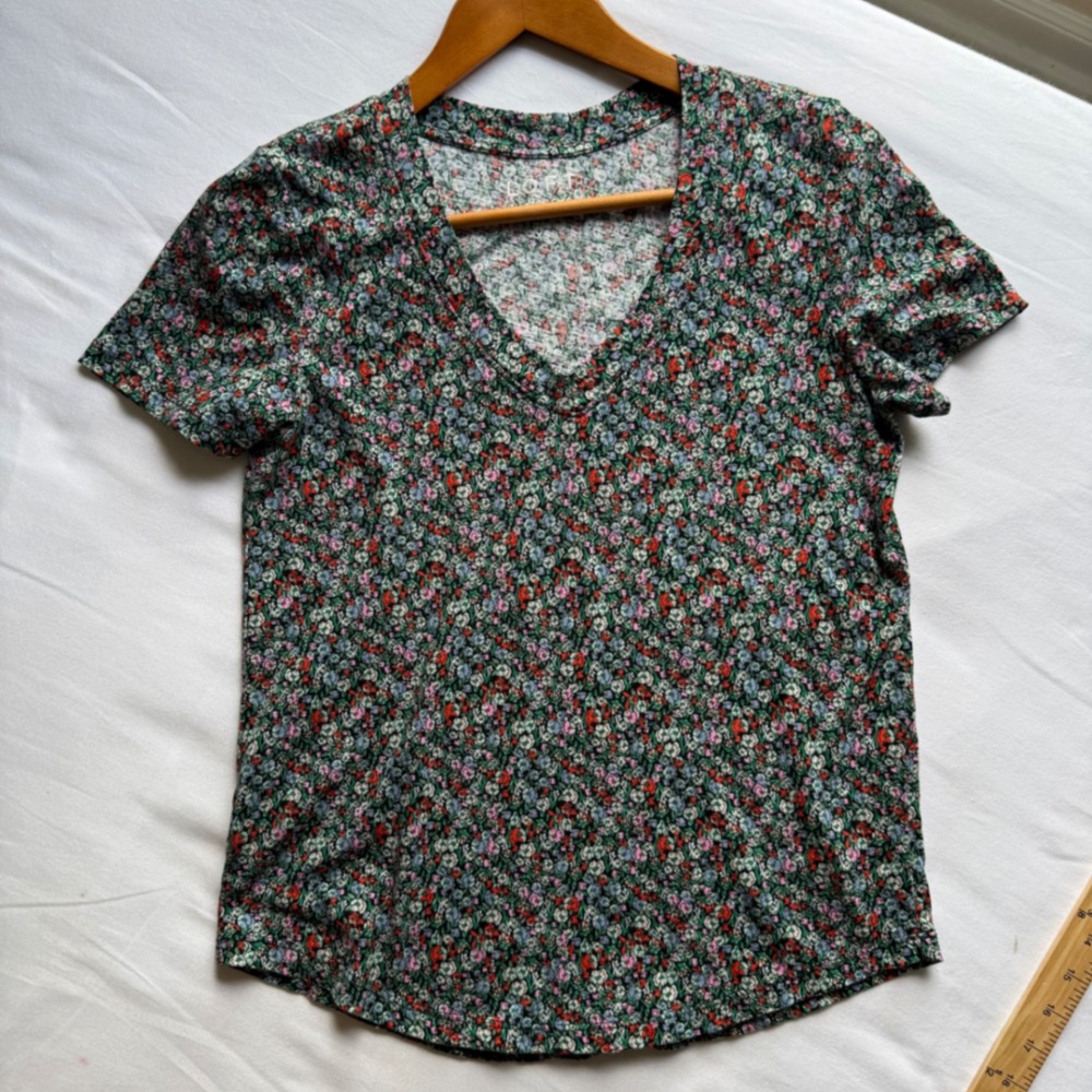 LOFT Vintage Soft Floral V-Neck T-Shirt XS 100% Cotton Cottagecore Girlhoodcore
